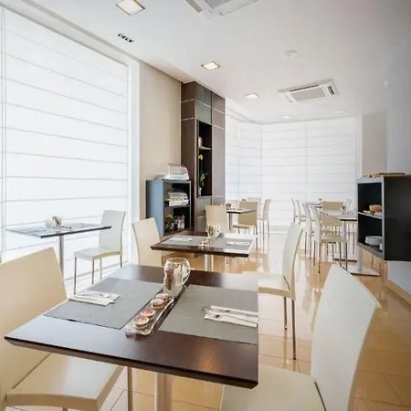 Exe Puerta San Pedro 3* לוגו