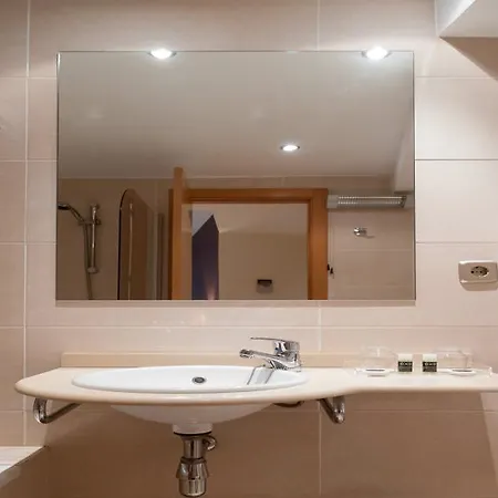 Exe Puerta San Pedro מלון לוגו