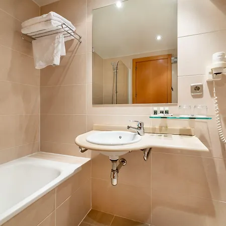 מלון Exe Puerta San Pedro 3*