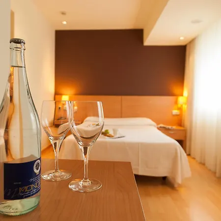 Dorma Puerta De San Pedro מלון 3*