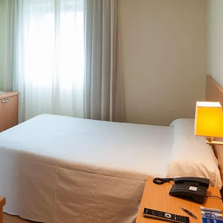 מלון Exe Puerta San Pedro 3*