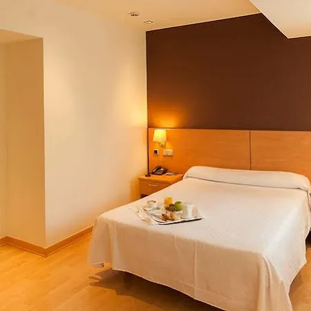 מלון Exe Puerta San Pedro 3*